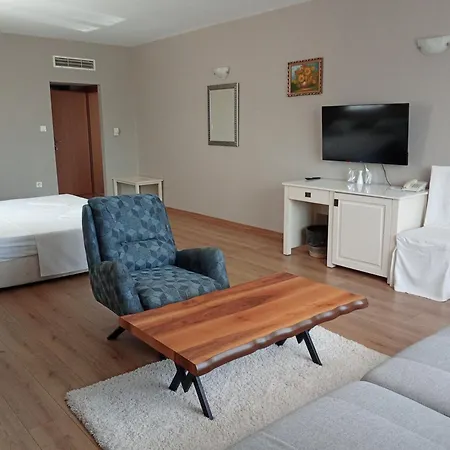 Alekta - Free Parking 3* فارنا